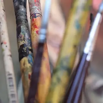 Artista del Atelier Colibrí Rojo trabajando en una restauración profesional